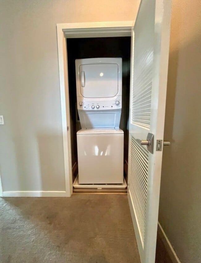 In unit washer/dryer - 5256 Pacific Ter