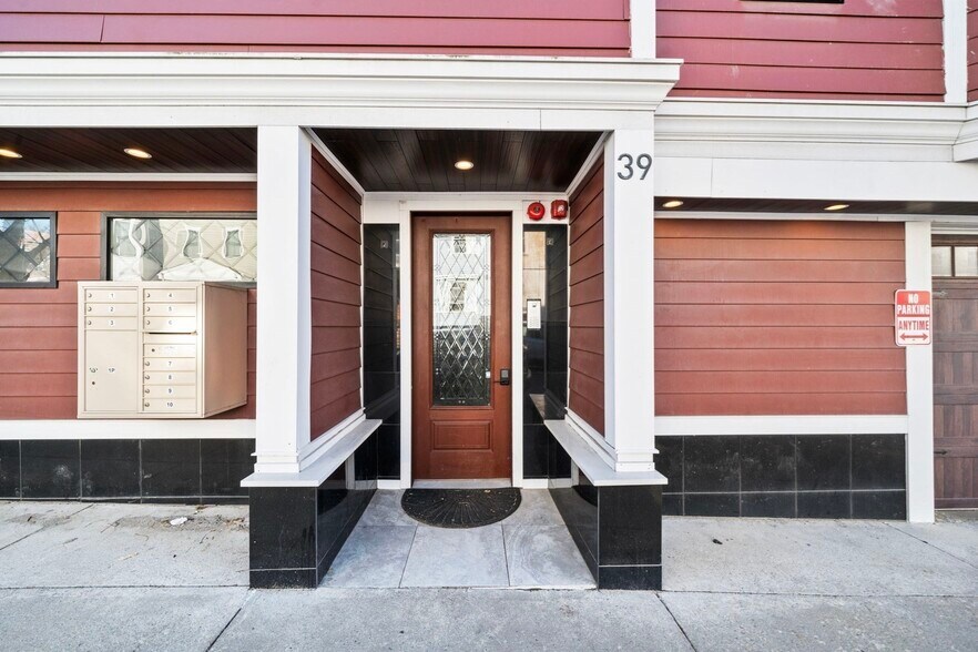 Building Photo - 39 Lexington St