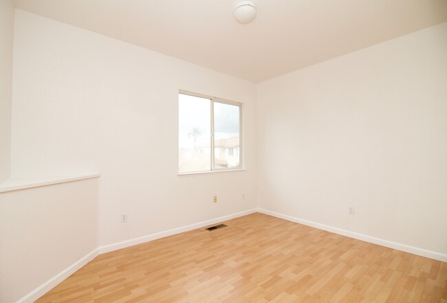 Building Photo - West Davis 4 Bedroom 2.5 Bathroom Home Rig...