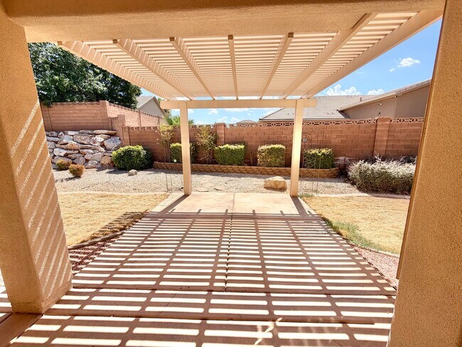Building Photo - 988 E Silver Falls Dr
