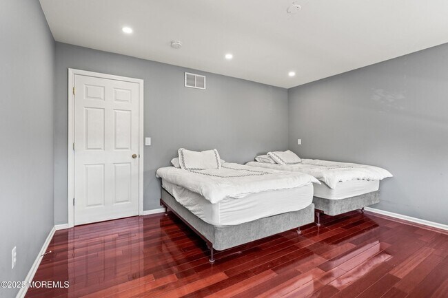 Building Photo - 7 Linden Ave