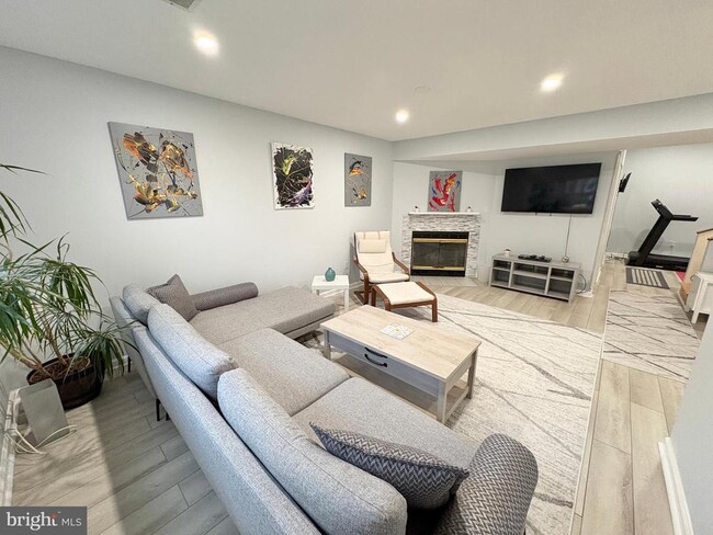 Building Photo - 9710 Lakepointe Dr