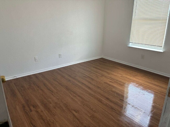 Building Photo - Four Bedroom/ Two and a Half Bed Home Near Brooks City Base