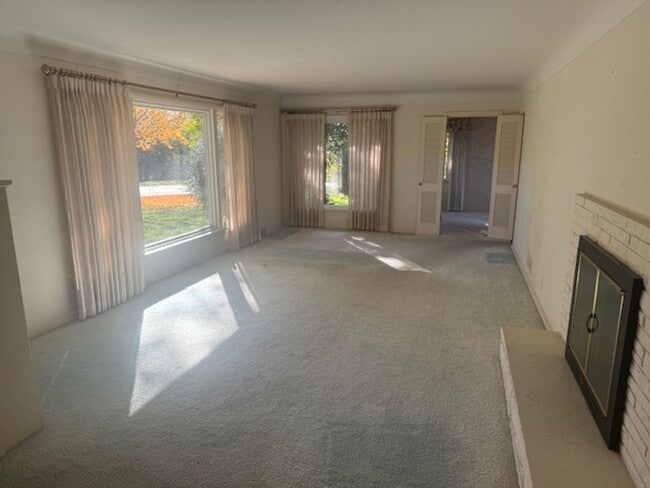 Building Photo - Amazing Home Next to Interlachen Golf Cour...