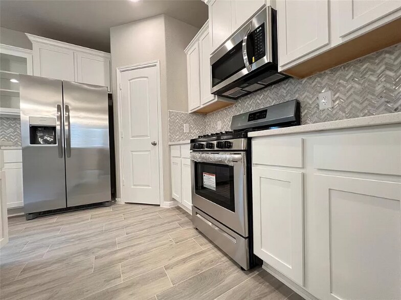 Building Photo - 7950 Fijian Cypress Dr