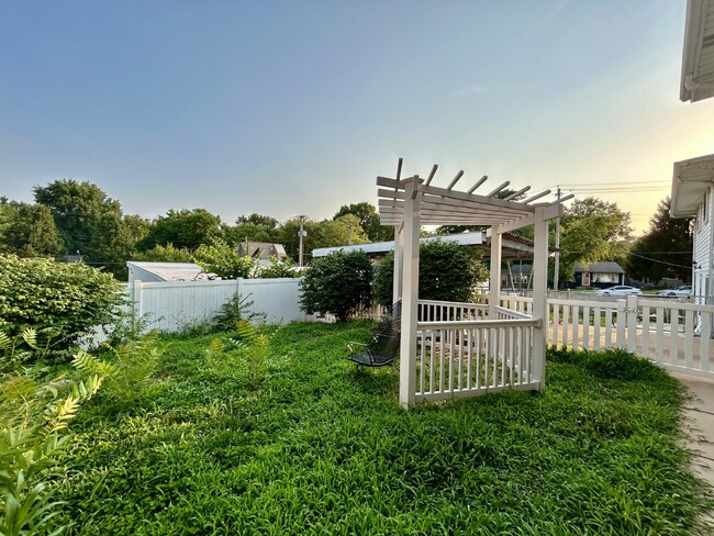 Building Photo - Charming ranch home 3bed 2bath