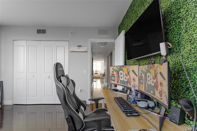 Building Photo - 2641 N Flamingo Rd