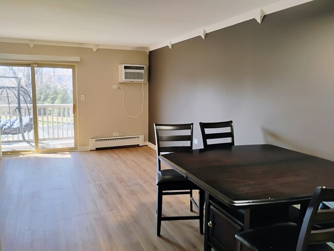 Building Photo - 910 W Alleghany Dr