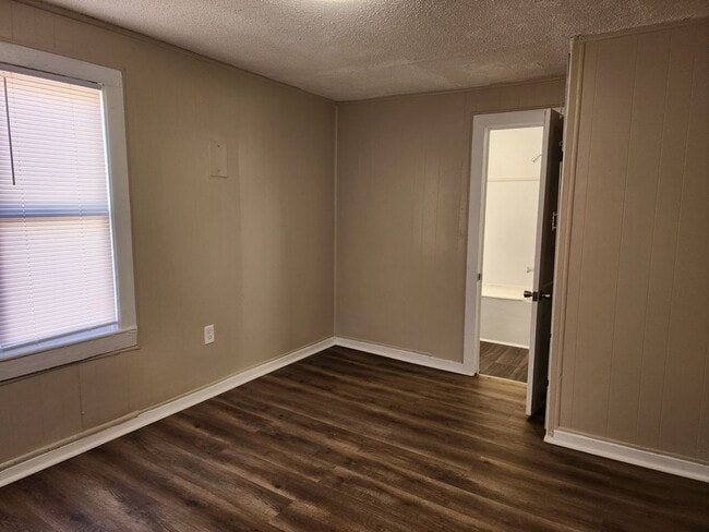 Building Photo - 213 W 9th St