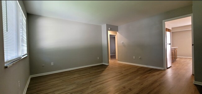 Building Photo - 3030-3032 Creekview Circle