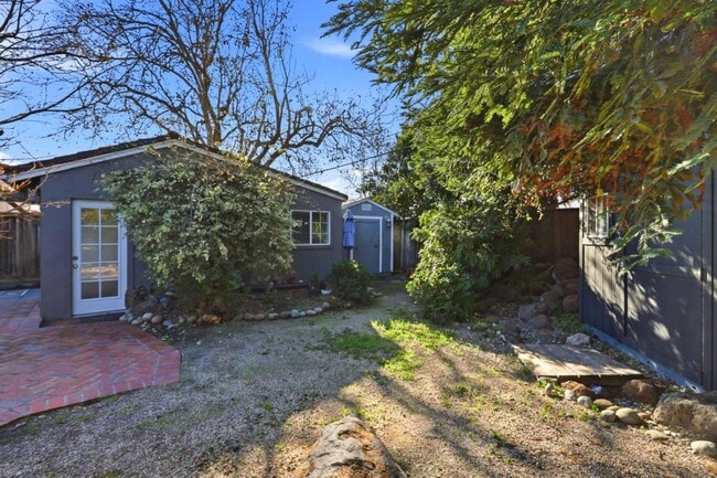 Building Photo - 954 Sunlite Dr