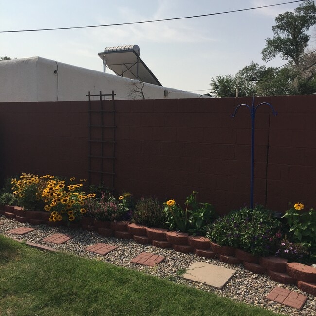 Building Photo - 709 Palomas Dr NE