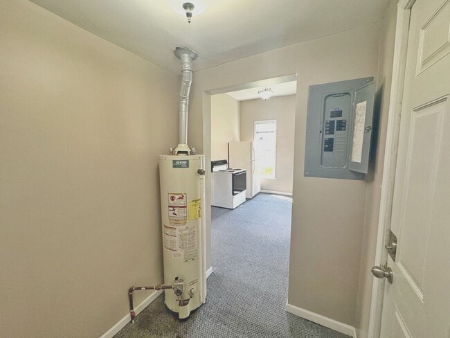 Building Photo - One Bedroom House Close to Campus!!