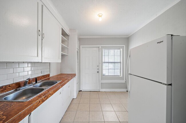 Building Photo - 818 3rd Ave N