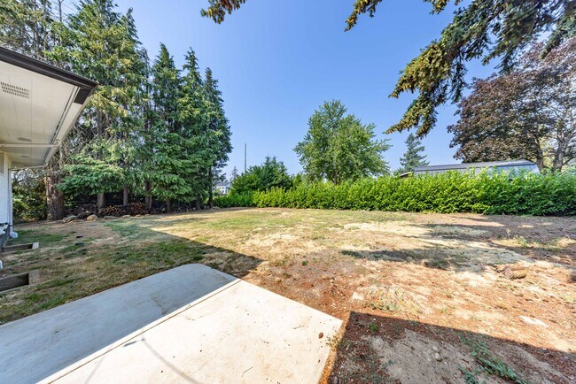 Building Photo - 2 bedr + Bonus Room / Large yard and garage.