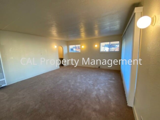 Building Photo - Single Family 2 bedroom and 1 bathroom!