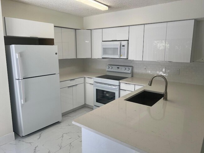 Building Photo - 2212 White Pine Cir