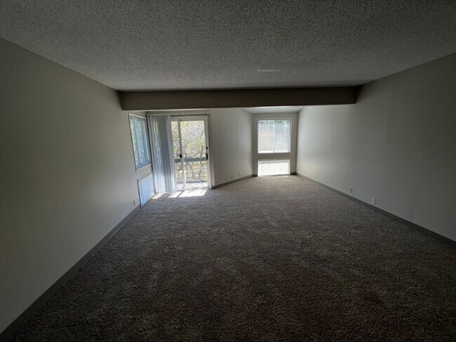 Building Photo - Convenient Downtown Location!