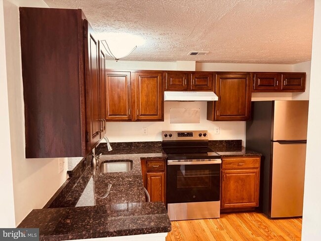 Building Photo - 403 Palmtree Dr