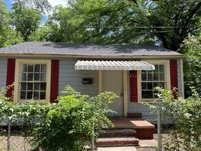 Building Photo - Cute 2 Bedroom House
