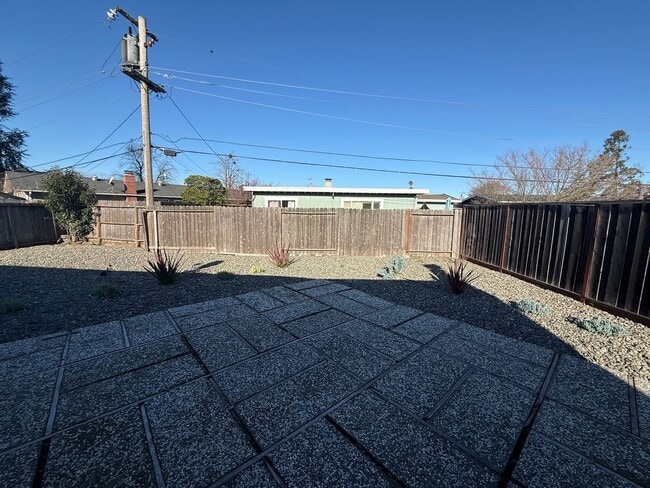 Building Photo - 3 Bedroom/2 Bathroom Single Story Home In Rohnert Park