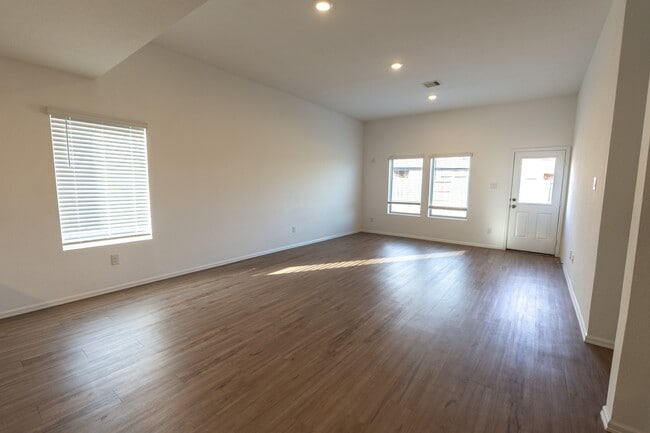 Building Photo - 27006 Breakaway Ln