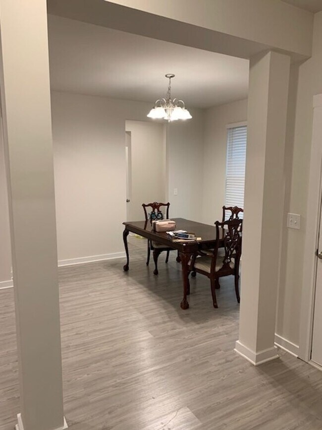 Building Photo - Spacious 4BR House in Charlotte