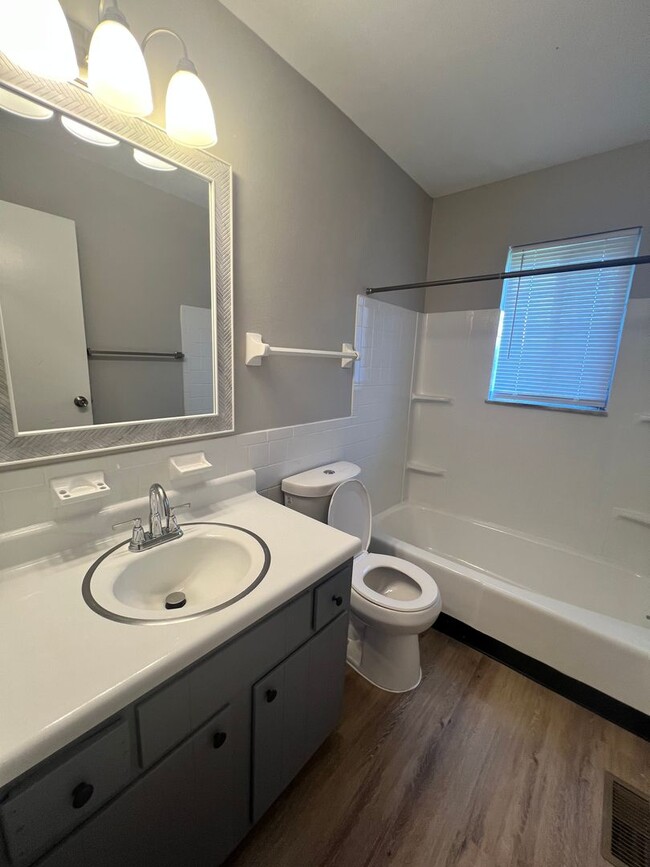 Building Photo - Spacious 2 bedroom/1.5 Bath Townhouse with...