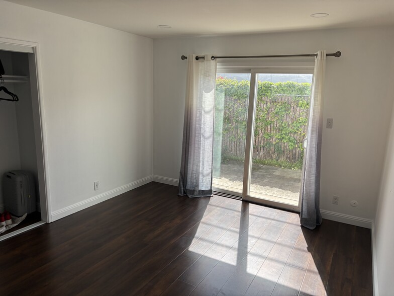 Building Photo - 3015 Los Prados St