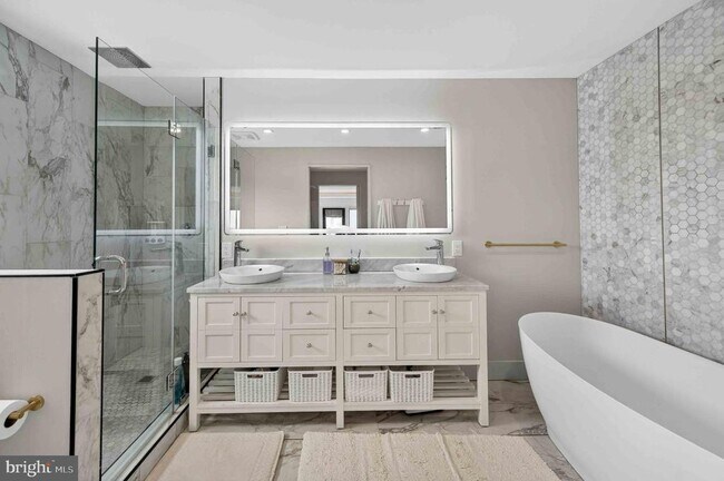 Building Photo - 911 S Oak St