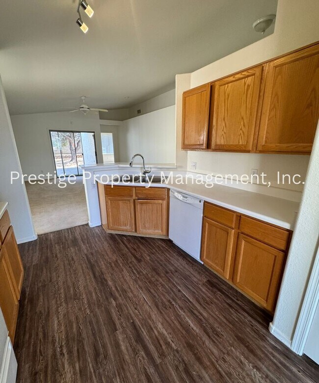 Building Photo - This charming 3+den/2 Bath East Home Is just What You Need!!