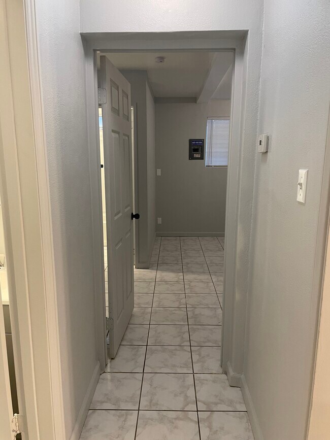 Building Photo - 10642 Coloma St