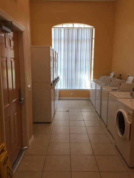 Laundry on Site - 9314 Crescent Loop Cir