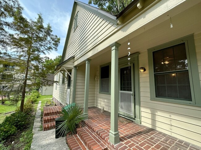 Primary Photo - Beautiful 1 Bedroom Home Near Sorority Row!!!