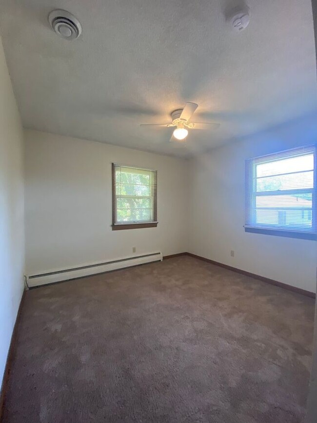 Building Photo - $2,100 | 4 Bedroom, 2 Bathroom Multi Floor...