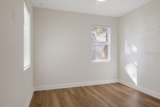 Building Photo - 4206 N Manhattan Ave