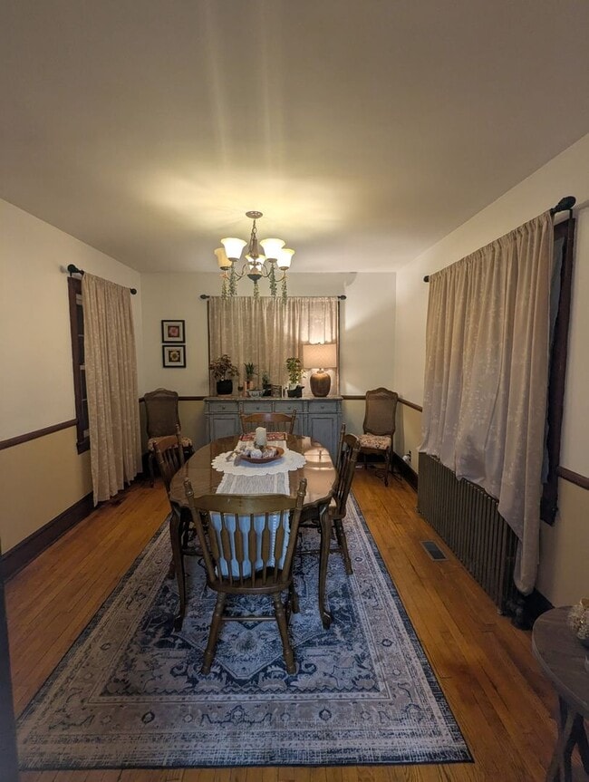 Building Photo - Avialable July 2026! 4 bedroom 2 bath hous...