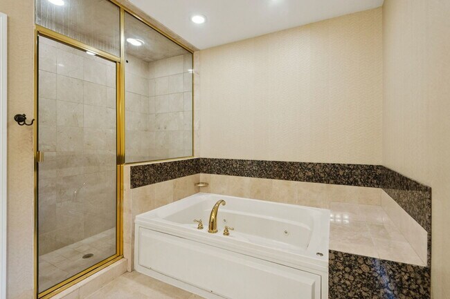 Building Photo - 7748 N Sheridan Rd