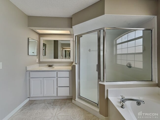 Building Photo - 8911 Country Bend Cir N