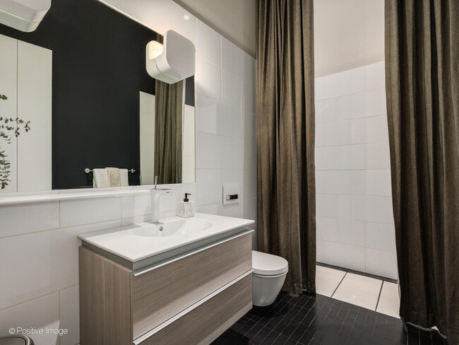 Building Photo - 1019 N Wolcott Ave