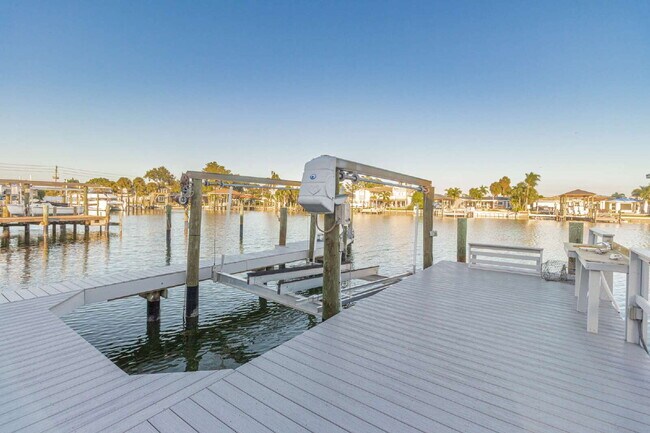 Building Photo - 4/3 Stunning Waterfront home in the heart of Clearwater Beach!
