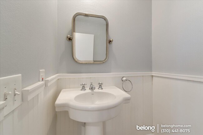 Building Photo - 720 Waterloo St