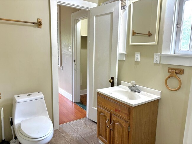 Building Photo - Historic Milwaukie 3 bedroom bungalow with...