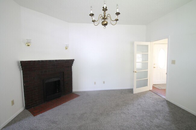 Building Photo - 556 Flint St