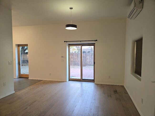 Building Photo - 2 Bedroom, 1 Bathroom Home! Schedule a Showing Soon!