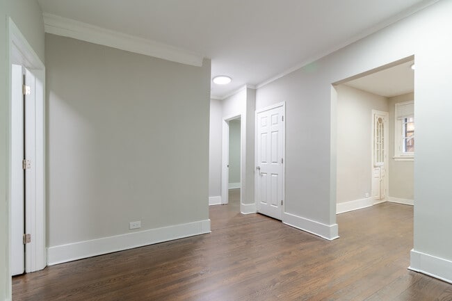 Building Photo - 7422 N Damen Ave