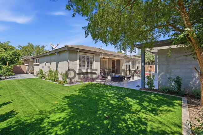 Building Photo - 587 E Benrich Dr