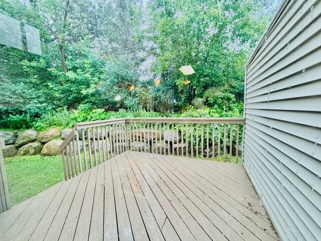Building Photo - Gorgeous 3 Bedroom 4 Bath End Unit in Eagan