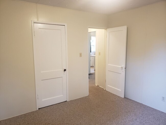 Building Photo - Charming Cottage in Woodburn with Large Yard!