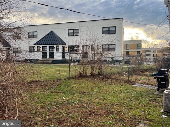 Building Photo - 2637 Tremont St